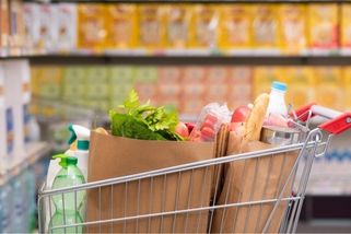 Scéna z pražského supermarketu rozvířila emoce. Pán hamounsky vykoupil všechny zlevněné tašky